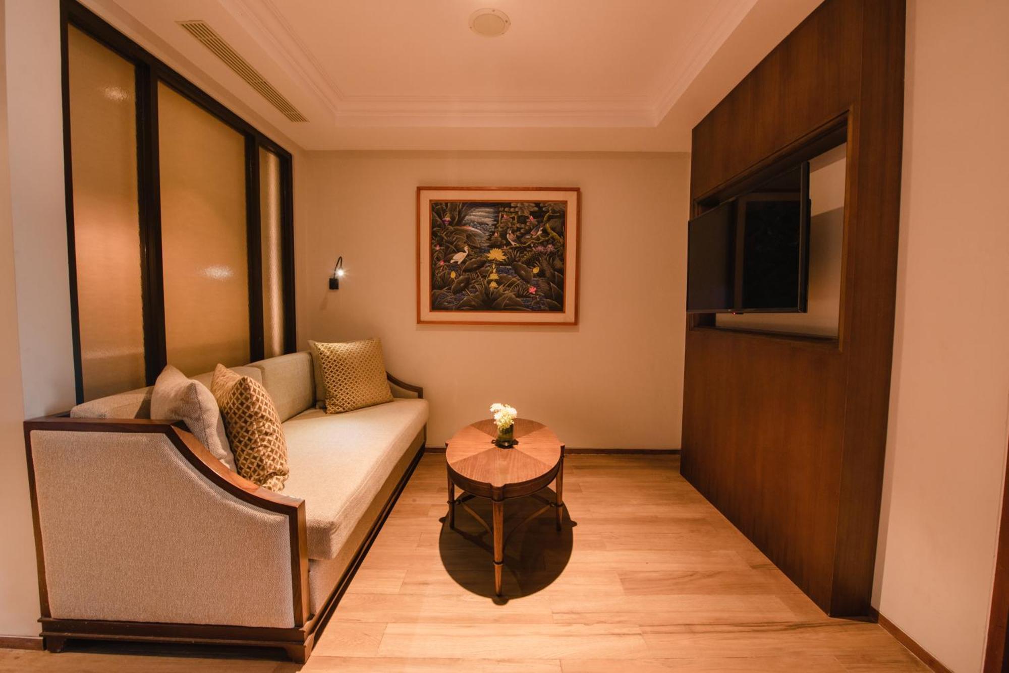 Ramayana Suites And Resort Кута Экстерьер фото A living room in a suite at the hotel