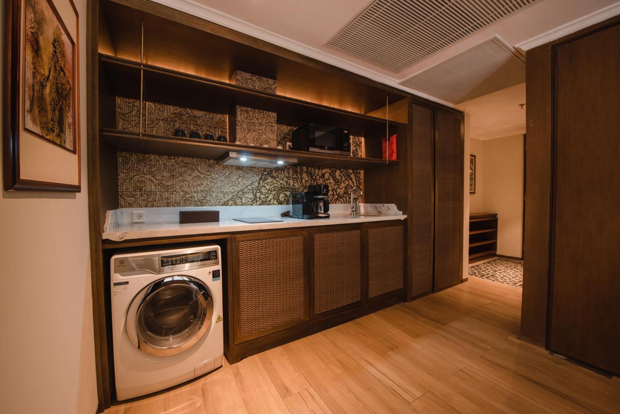 Ramayana Suites And Resort Кута Экстерьер фото A laundry room in a hotel