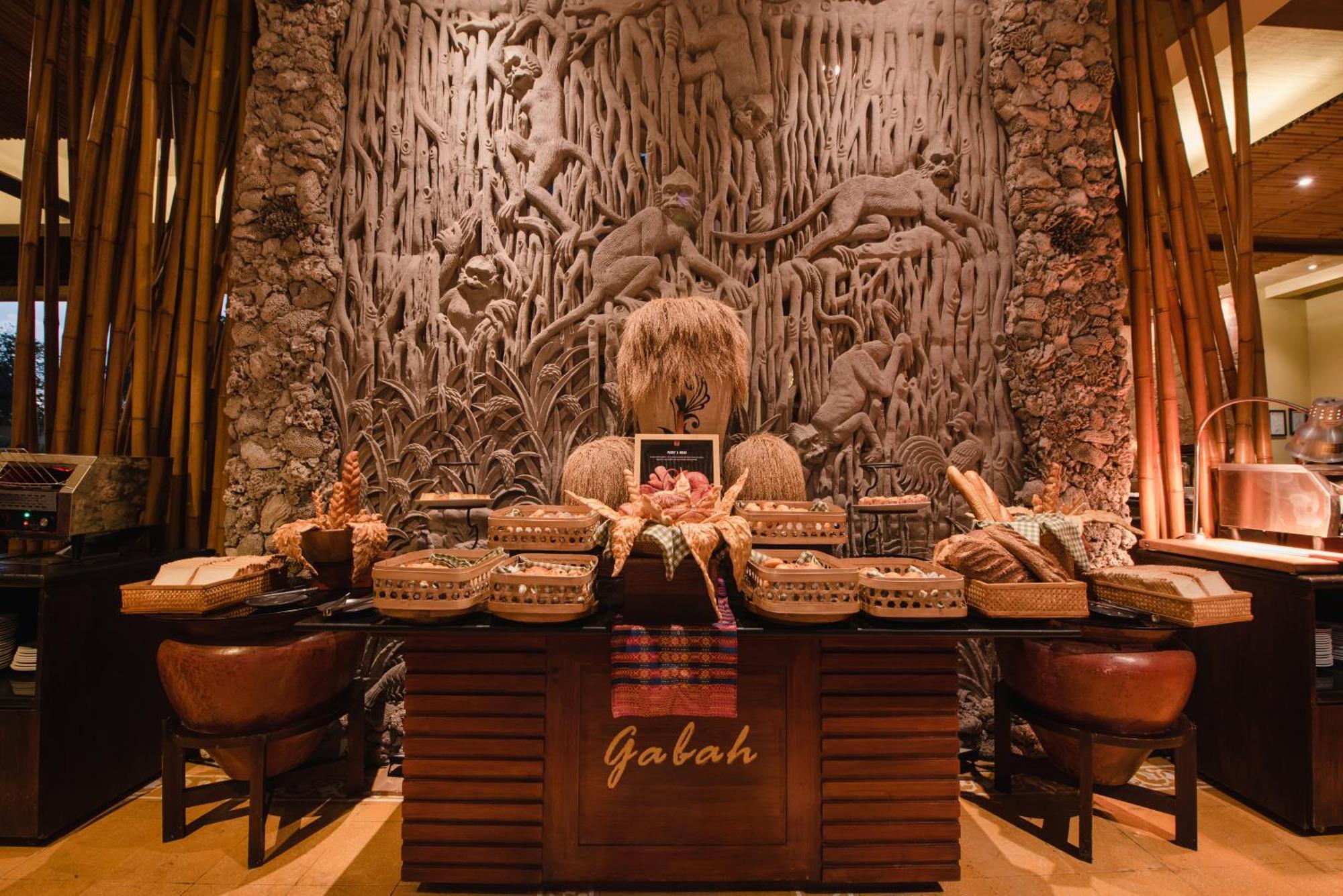 Ramayana Suites And Resort Кута Экстерьер фото The lobby of Galuh