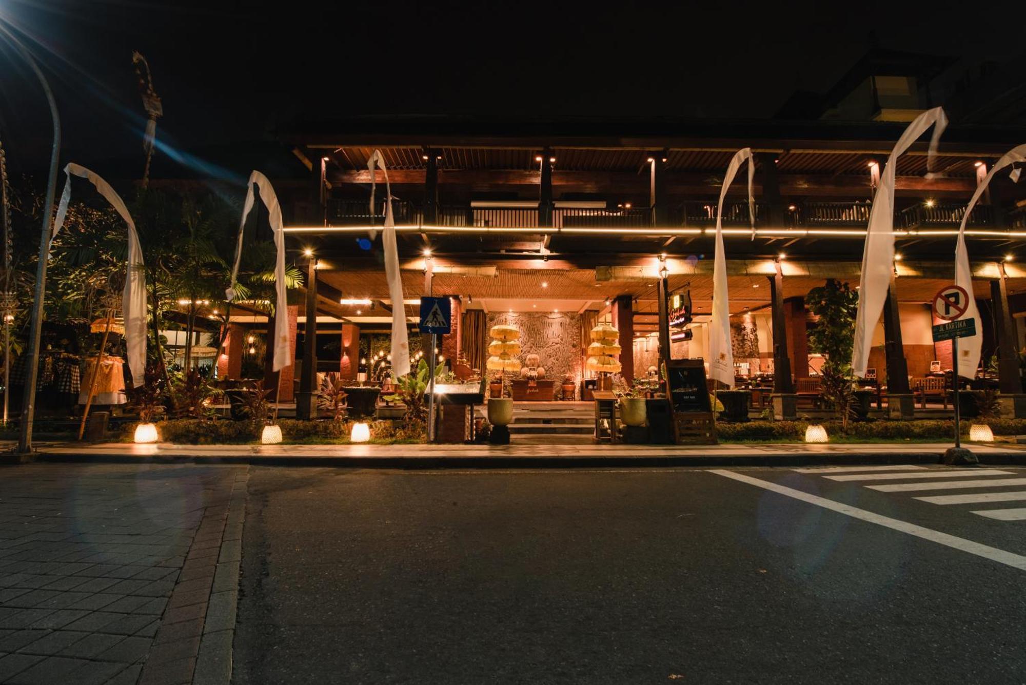 Ramayana Suites And Resort Кута Экстерьер фото The restaurant at night