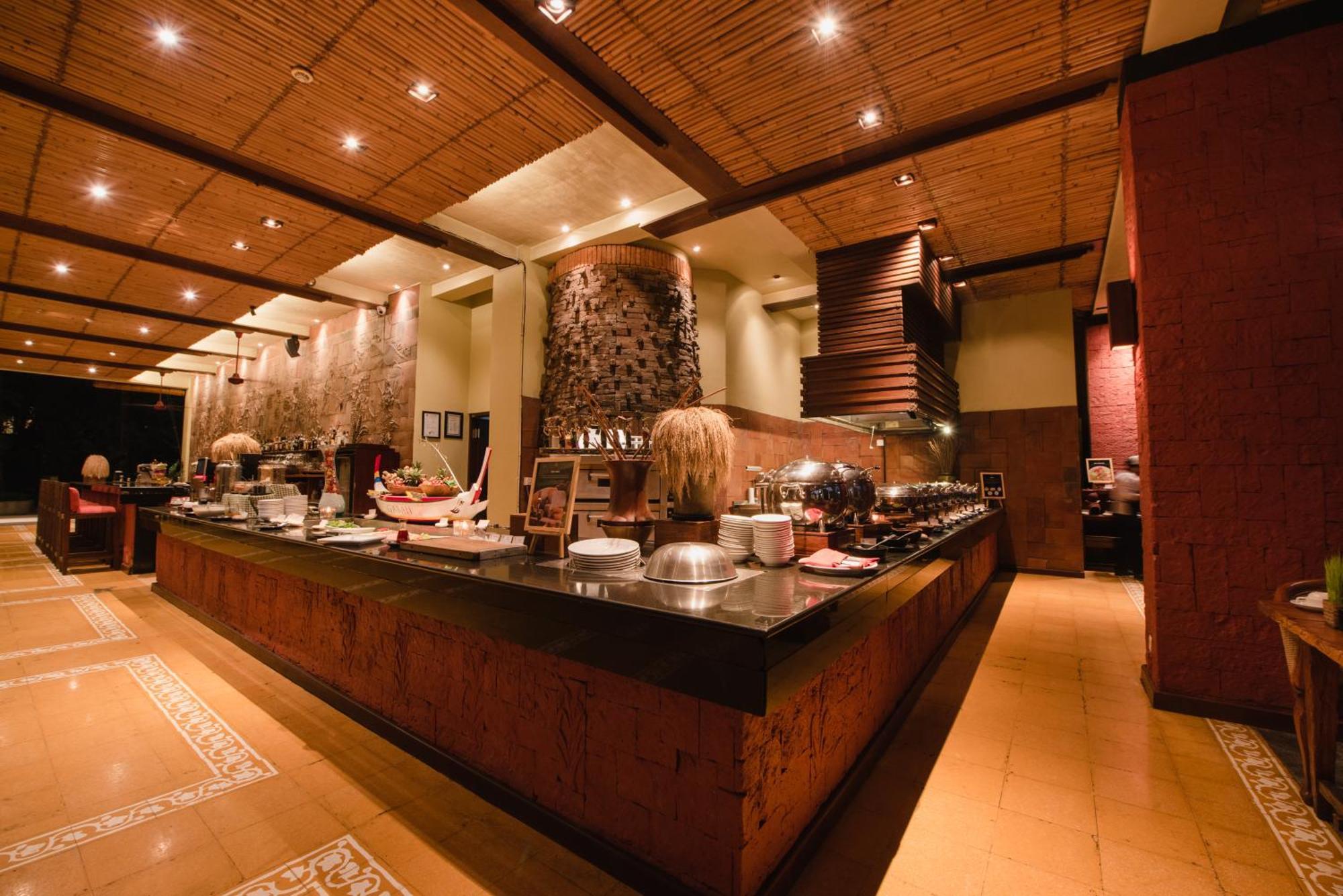 Ramayana Suites And Resort Кута Экстерьер фото The restaurant at the Taj Bengal