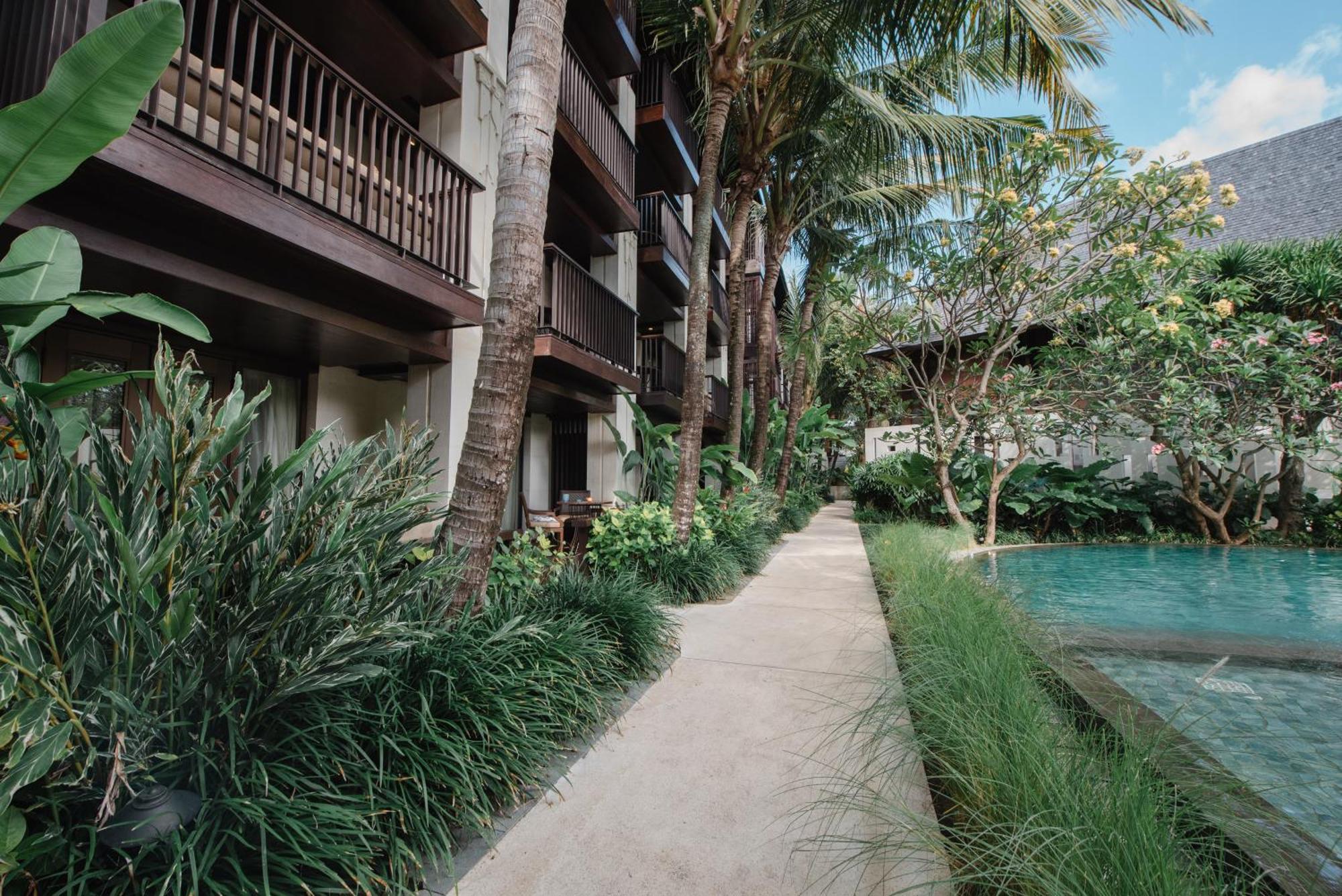 Ramayana Suites And Resort Кута Экстерьер фото The hotel's pool