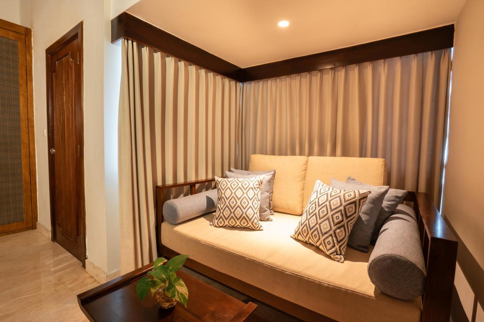 Ramayana Suites And Resort Кута Экстерьер фото A sofa bed