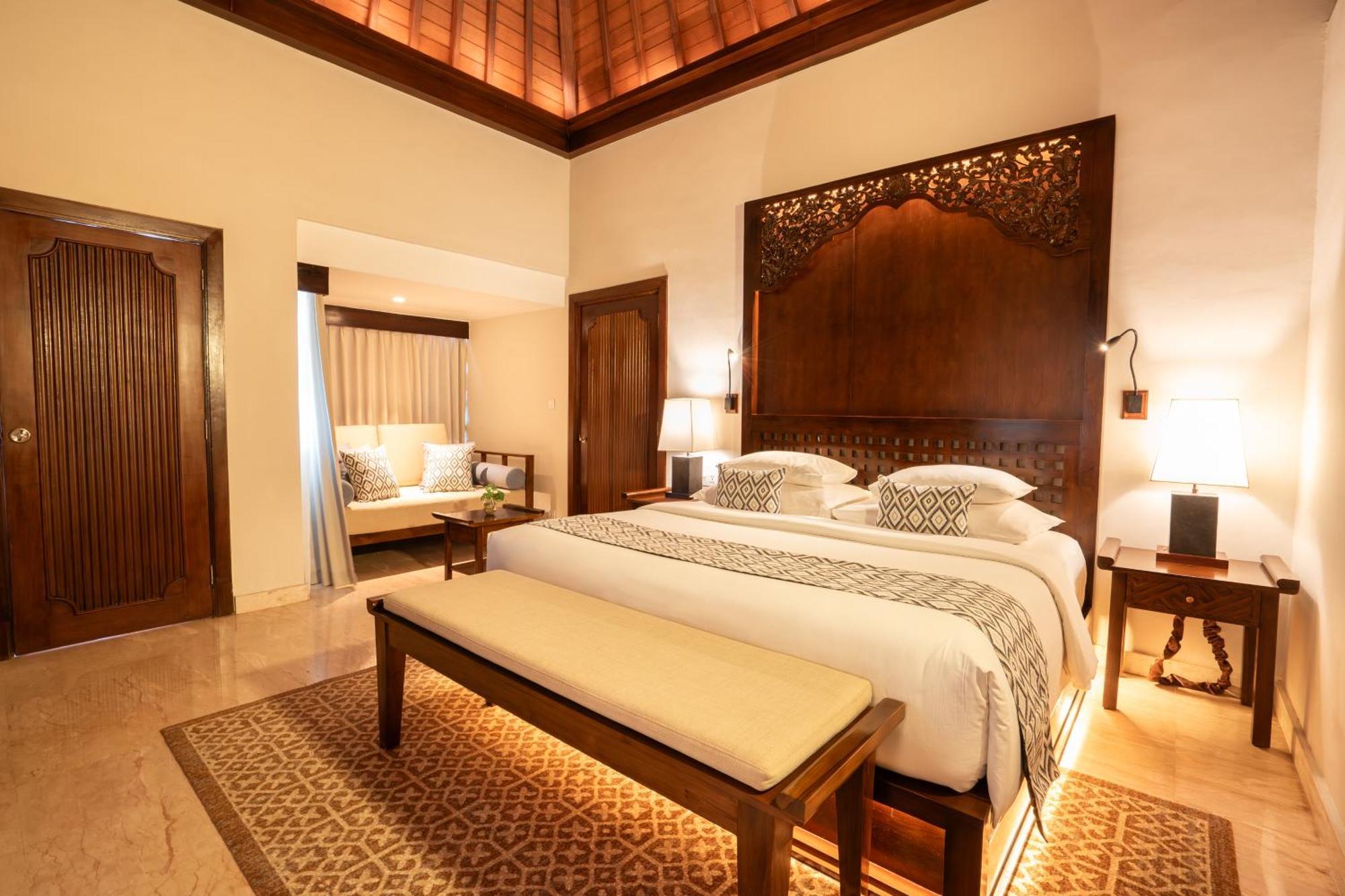 Ramayana Suites And Resort Кута Экстерьер фото A bedroom at the Ritz-Carlton, Bahrain