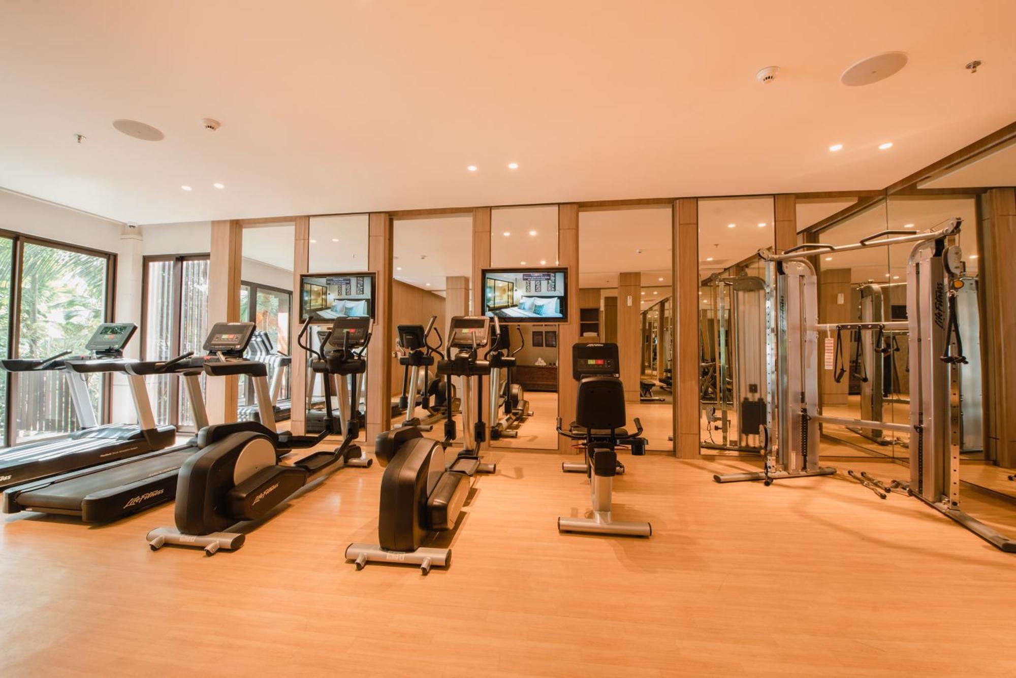Ramayana Suites And Resort Кута Экстерьер фото The gym at the hotel