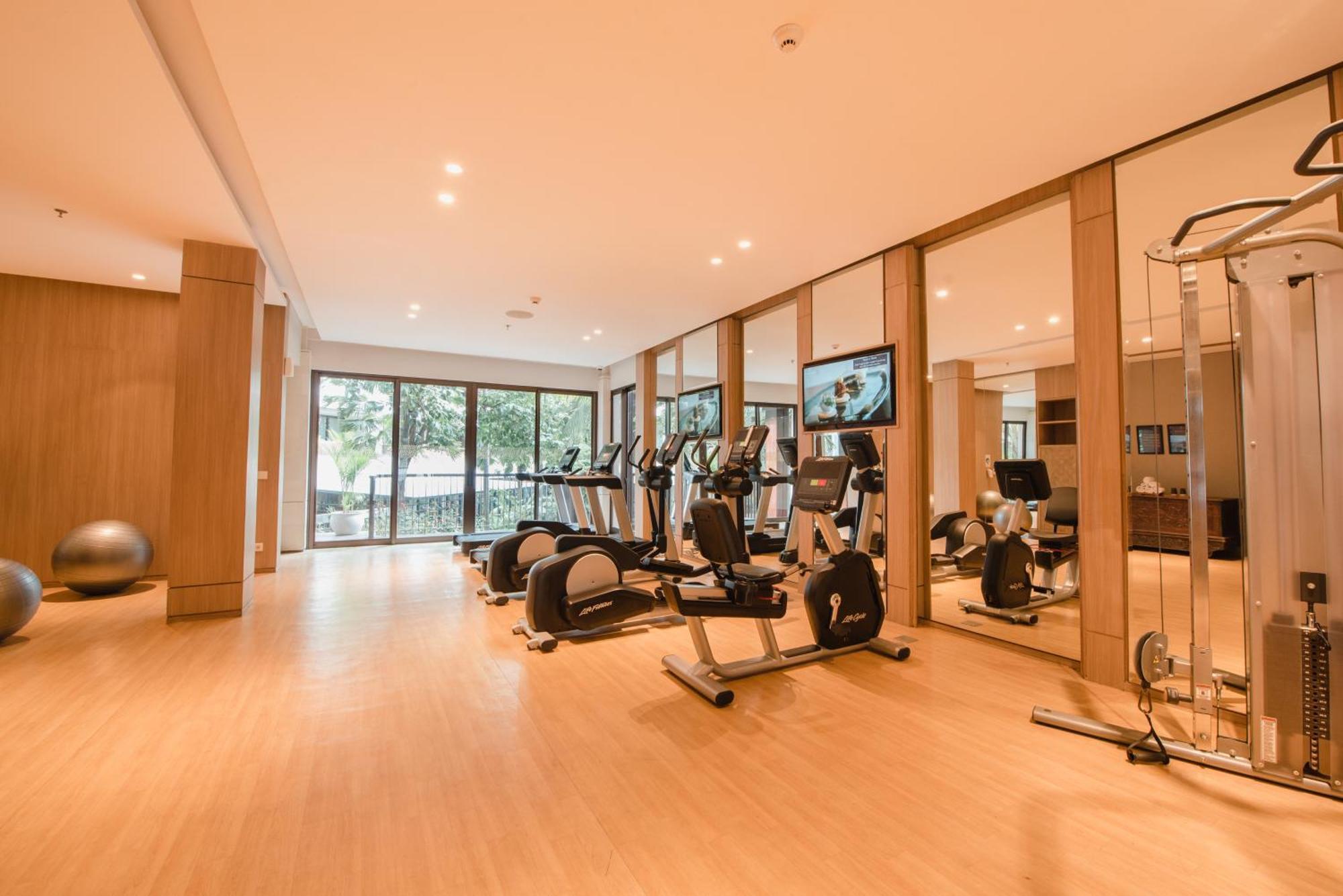 Ramayana Suites And Resort Кута Экстерьер фото The gym at the hotel
